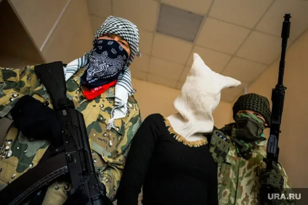 🎬 Вооружённые боевики захватили в заложники ведущих и заминировали студию эквад…