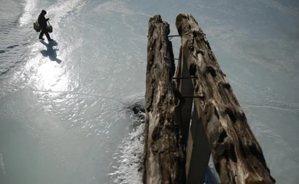 🎬 Более 70 рыбаков застряли на оторвавшейся льдине в Охотском море на юге Сахалин…