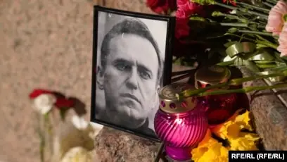 🖼 Цветы в память о Навальном в Киеве Фото опубликовала Astra.