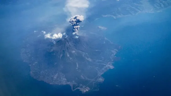 🎬 Кадры извержения вулкана Сакурадзима на острове Кюсю в Японии. Столб пепла под…