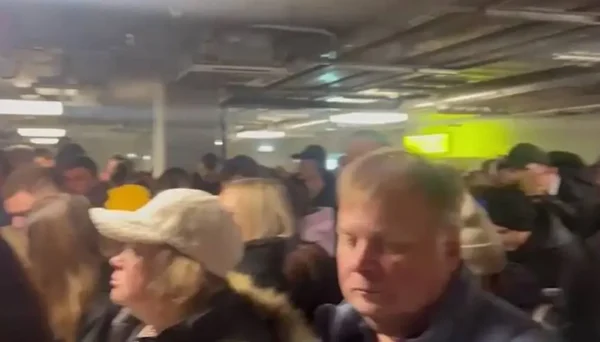 🎬 Коллапс в аэропорту «Шереметьево»: сотни людей стоят в очереди у входа в термина…