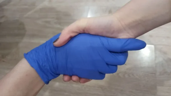 🎬 😏Мэр города в Тюменской области надел медицинские перчатки, чтобы пожать руки…
