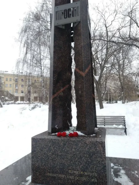↩️🖼 🥀Первые цветы в память о Навальном в Казани. Под словом «Прости» на памятник…
