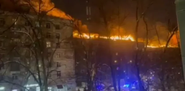 ↩️🎬 Площадь пожара на улице Черняховского увеличилась до 4 тысяч квадратных метр…