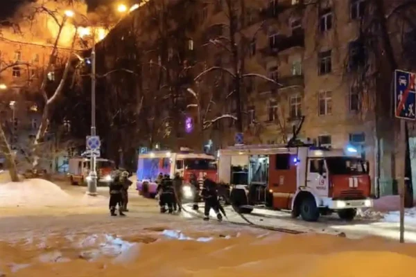 ↩️🎬 ⚡️Третий дом загорелся на улице Черняховского в Москве. По данным SHOT, огонь о…