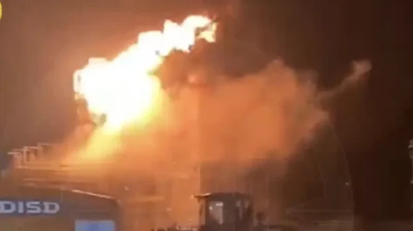 ↩️🎬 ВСУ атаковали два нефтеперерабатывающих завода в Краснодарском крае. Обломк…